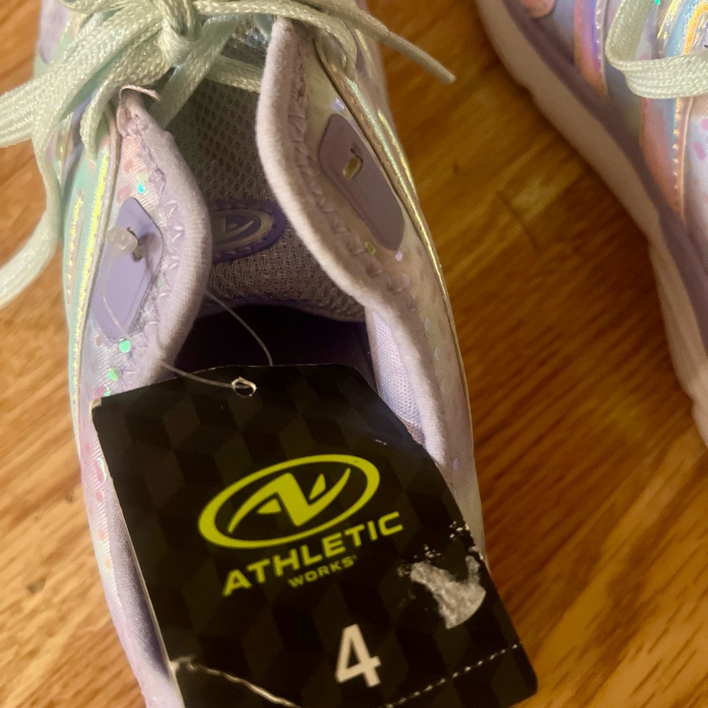 Athletic tennis shoes